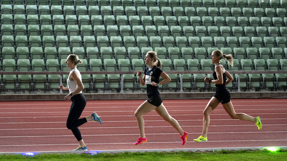 Madelène Wanvik Holum drar elitefeltet for kvinner fulgt av Selma Alison Boesen Skisaker og Frida Bjørnstad Konow. (Foto: Samuel Hafsahl)