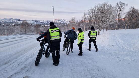 Syklister på gangvei, vinterføre og politi som kontrollerer