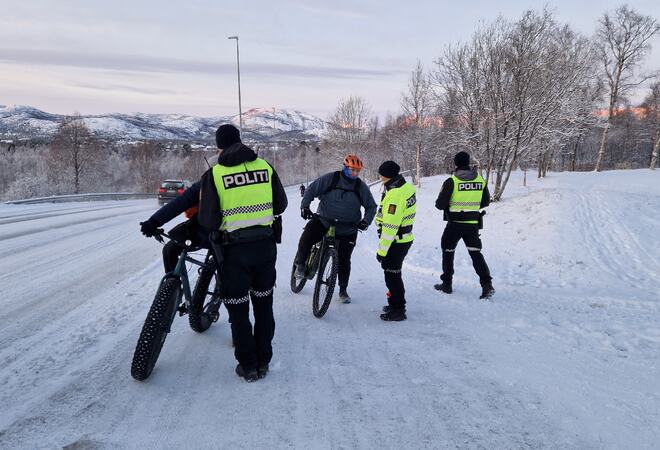 Syklister på gangvei, vinterføre og politi som kontrollerer