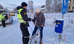 Syklist på gangvei, uten votter, vinterføre og politi som kontrollerer