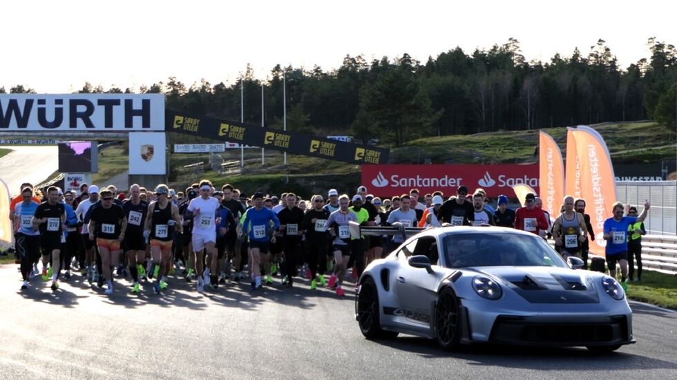 Startskuddet for løpet ble gjort av selveste Dennis Hauger som dro feltet i omlag 500 meter i en sprek Porsche før han blåste av gårde og forsvant ut av syne. (Foto: Bedriftsidretten i Østfold)