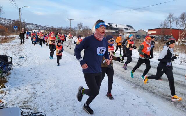 Arrangøren ble positivt overrasket med langt flere påmeldinger enn forventet og 80 løpere som la av avgårde i samlet flokk i årets Barfrostløp. (Foto: Sirma IL)