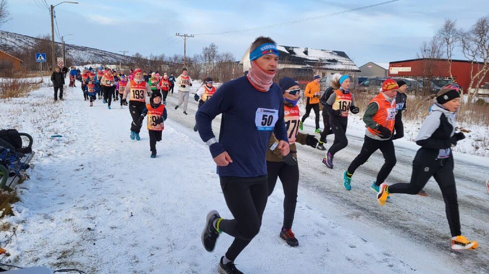 Arrangøren ble positivt overrasket med langt flere påmeldinger enn forventet og 80 løpere som la av avgårde i samlet flokk i årets Barfrostløp. (Foto: Sirma IL)