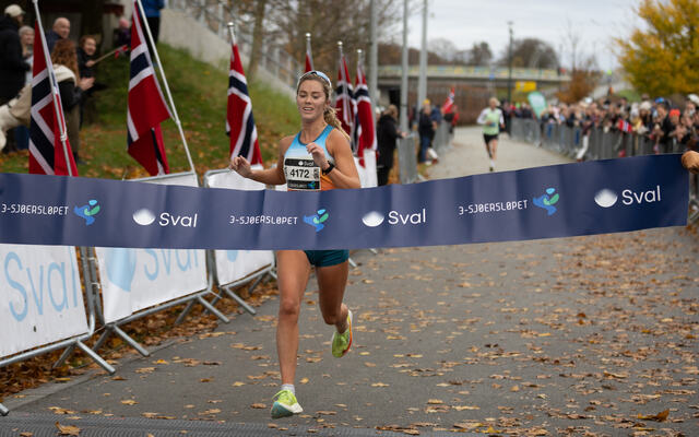 Kristine Lande Dommersnes inn til seier med tre minutters margin. (Foto: Geir Ludvigsen)