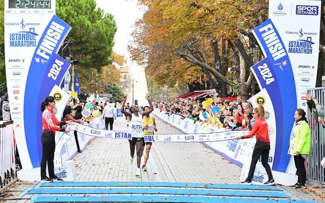 Ruth Jebet vinner Türkiye Is Bankasi Istanbul Marathon på 2:24:45. (Foto: Spor Istanbul)