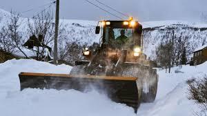 Bilde av maskin som brøyter snø
