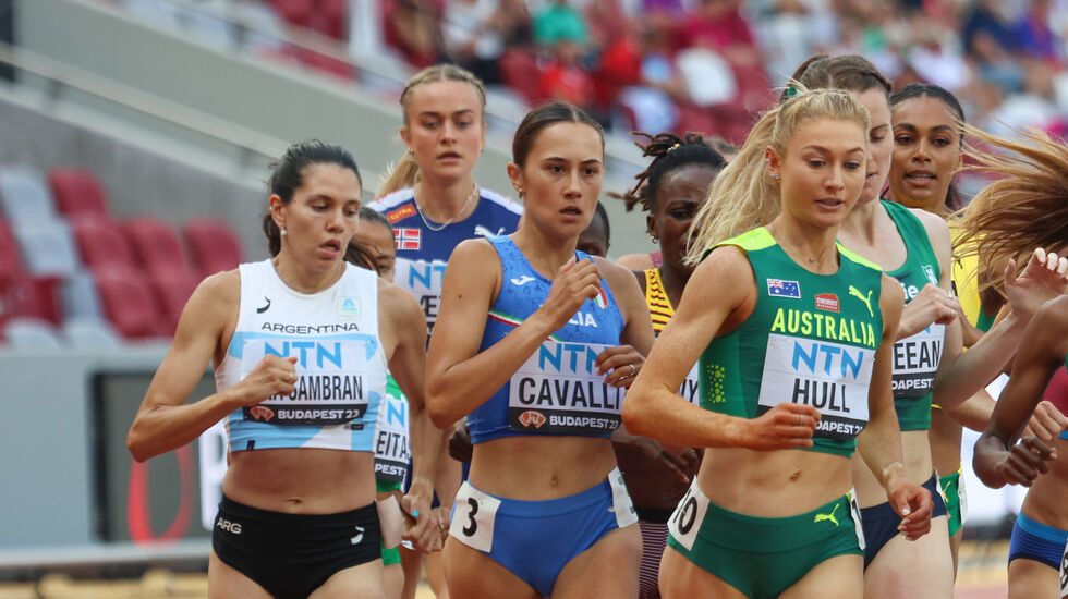 Australske Jessica Hull er vanligvis med langt framme i både internasjonale mesterskap og Diamond League-løp. Her ser vi henne i forsøket på 1500 meteren under VM i Budapest i 2023. (Foto: Arne Dag Myking)