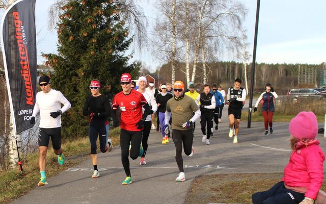 Starten har gått for 10 km med 18 løpere i feltet. (Foto: Rolf Bakken)