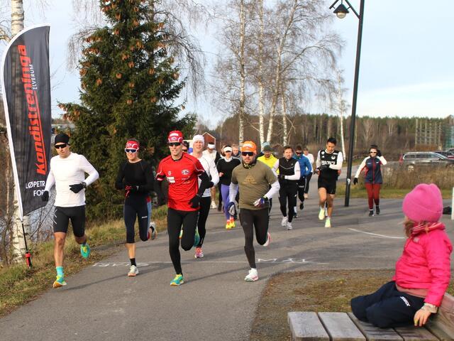 Starten har gått for 10 km med 18 løpere i feltet. (Foto: Rolf Bakken)