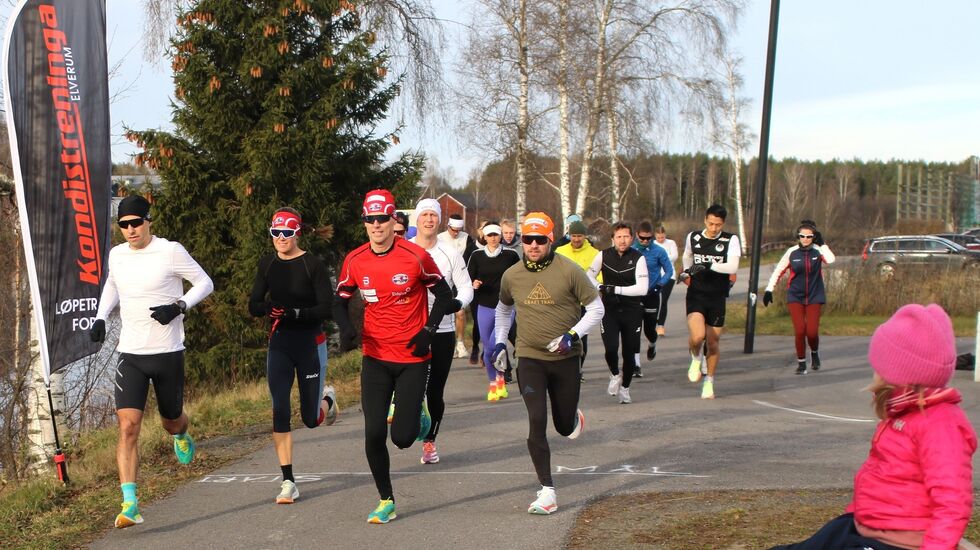 Starten har gått for 10 km med 18 løpere i feltet. (Foto: Rolf Bakken)