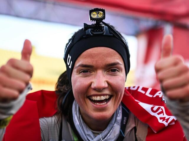 Etter løping gjennom natta i stiv kuling og bekmørke fikk Mari Wetterhus en skikkelig opptur med soloppgang og seier i den 104 km lange Sprint Ultra-distansen i Kullamannen lørdag. (Foto fra Kullamannen by UTMB sin facebookside)