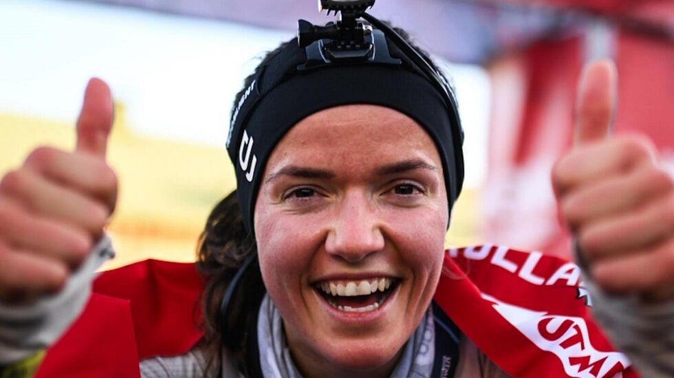 Etter løping gjennom natta i stiv kuling og bekmørke fikk Mari Wetterhus en skikkelig opptur med soloppgang og seier i den 104 km lange Sprint Ultra-distansen i Kullamannen lørdag. (Foto fra Kullamannen by UTMB sin facebookside)