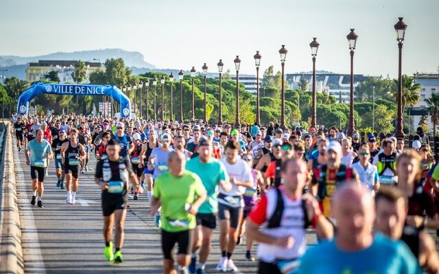 Fra strandpromenaden i Nice og starten av årets Marathon des Alpes Maritimes, Nice-Cannes (foto: Hjemmeside-facebook).