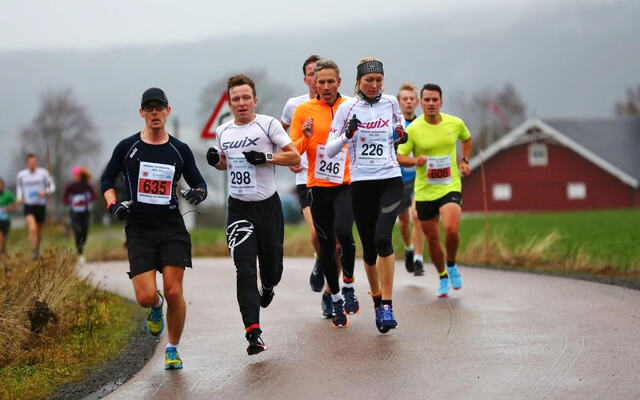 Den nokså flate og kontrollmålte 5 km-løypa på Sørum bruker å tiltrekke seg ivrige mosjonister i alle aldre. (Foto: Bjørn Hytjanstorp)