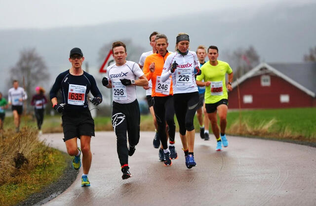 Den nokså flate og kontrollmålte 5 km-løypa på Sørum bruker å tiltrekke seg ivrige mosjonister i alle aldre. (Foto: Bjørn Hytjanstorp)