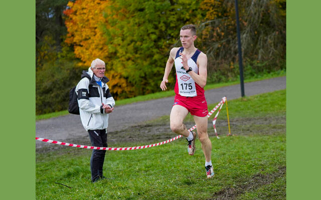 Magnus Øyen ble nummer 2 i terreng-NM i Oslo for en måneds tid siden, kun slått av Andreas Fjeld Halvorsen. Begge to regner med å løpe EM terrengløp 8. desember. (Foto: Einar Børve)