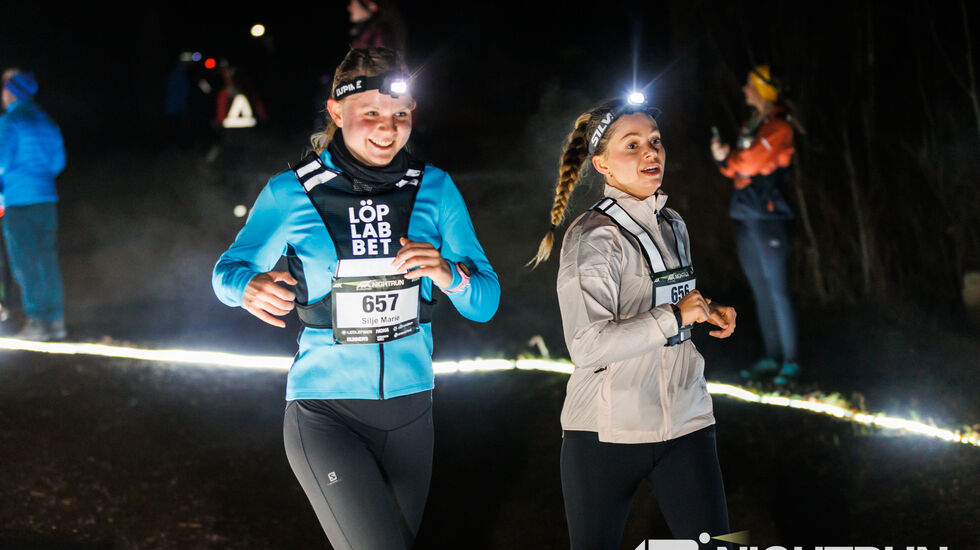 Det var mange som ønsket å prøve seg på et løp i mørket, med hodelykt. Her kommer Vilde Roko Krogstie og Mette-Mari Vea i fint driv på Nightrun Oslo. (Foto: FB-side til Nightrun)