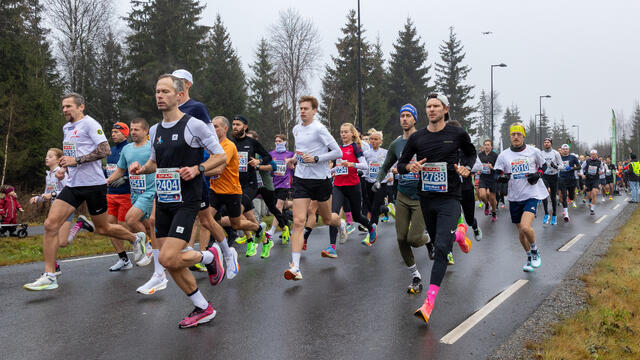 Starten går for den korteste distansen, 10 kilometer. (Foto: Samuel Hafsahl)