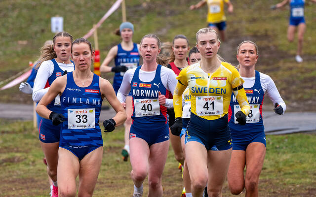Iliona Mononen (33) tok seieren. Her med svenske Sara Christiansson foran våre tre norske løpere. (Foto: Einar Børve)