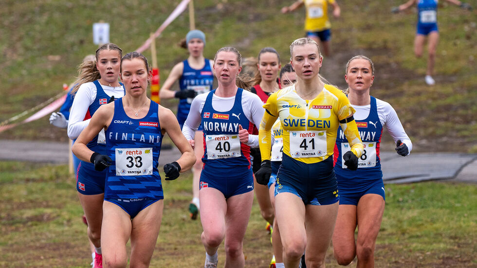 Iliona Mononen (33) tok seieren. Her med svenske Sara Christiansson foran våre tre norske løpere. (Foto: Einar Børve)