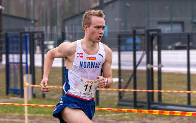 Kasper Fosser løp til sølv under nordisk mesterskap i terrengløp. (Foto: Einar Børve)
