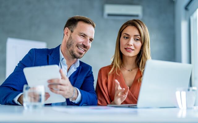 Det er viktig å plassere nye ansatte i avdelinger med et positivt og trygt arbeidsmiljø, da det gjør det lettere for dem å falle til ro og føle seg trygge – også på lang sikt. I avdelinger med lavere psykologisk trygghet er det en god investering å forbedre arbeidsmiljøet, for eksempel gjennom trening av ledere for å sikre at nye ansatte ikke mister sin psykologiske trygghet. (Foto: Istock.com)