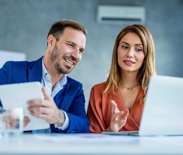 Det er viktig å plassere nye ansatte i avdelinger med et positivt og trygt arbeidsmiljø, da det gjør det lettere for dem å falle til ro og føle seg trygge – også på lang sikt. I avdelinger med lavere psykologisk trygghet er det en god investering å forbedre arbeidsmiljøet, for eksempel gjennom trening av ledere for å sikre at nye ansatte ikke mister sin psykologiske trygghet. (Foto: Istock.com)