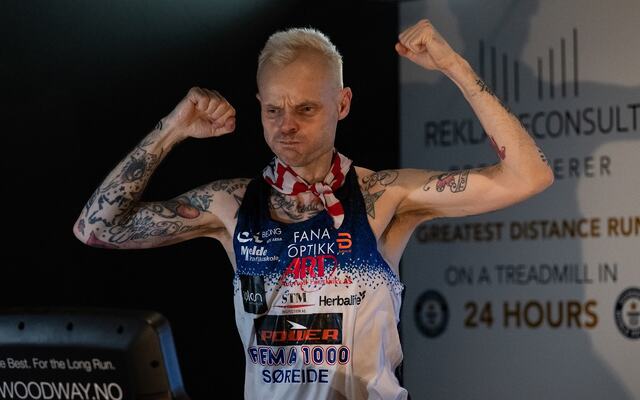 Bjørn Tore Kronen Taranger med tro på ny verdensrekord med tre timer igjen av rekorddøgnet i Drammen. (Foto: Samuel Hafsahl)