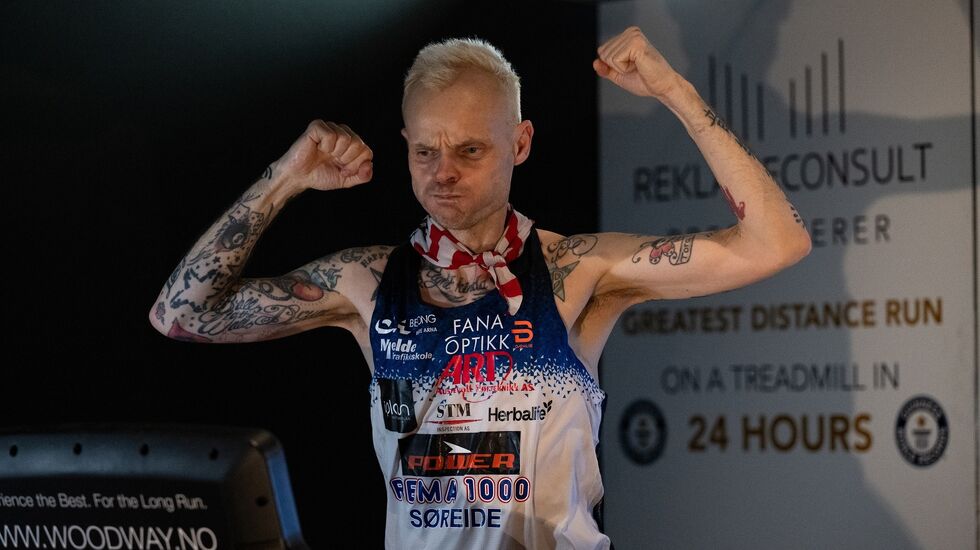 Bjørn Tore Kronen Taranger med tro på ny verdensrekord med tre timer igjen av rekorddøgnet i Drammen. (Foto: Samuel Hafsahl)