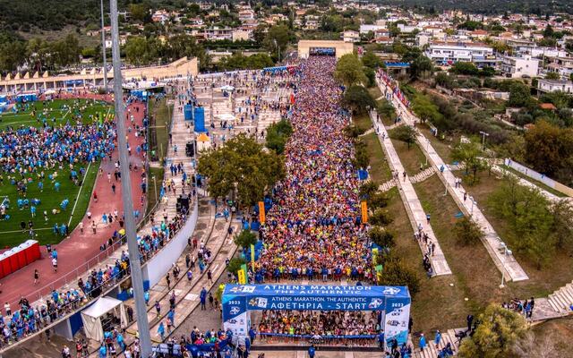 Fra starten for det legendariske løpet i Marathonas i 2023. (Foto fra løpets facebookside)