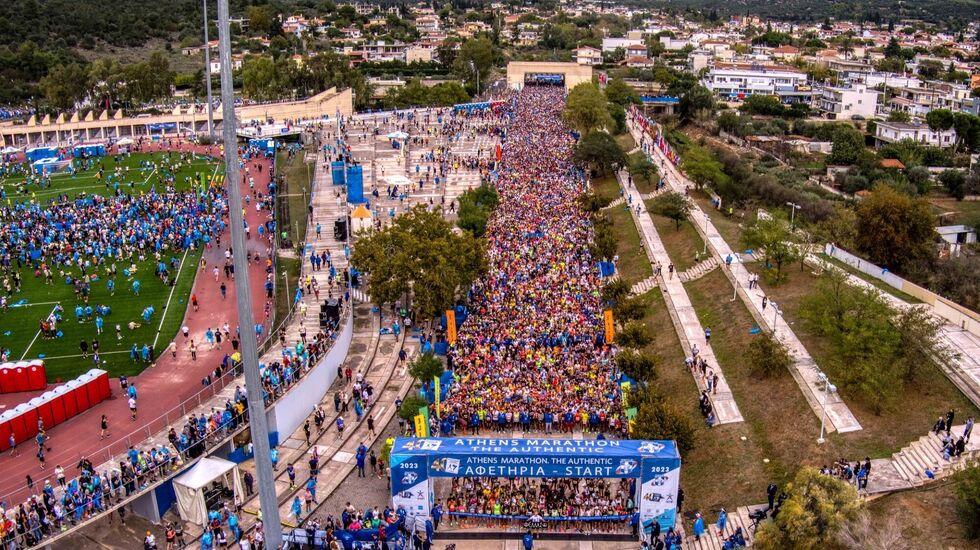 Fra starten for det legendariske løpet i Marathonas i 2023. (Foto fra løpets facebookside)