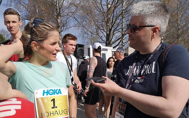 Fokuset rundt Therese Johaugs deltakelse i Grue Halvmaraton 1. mai var stort ikke bare fra den lokale pressen. (Foto: Rolf Bakken)