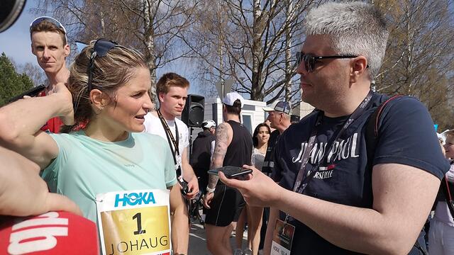 Fokuset rundt Therese Johaugs deltakelse i Grue Halvmaraton 1. mai var stort ikke bare fra den lokale pressen. (Foto: Rolf Bakken)