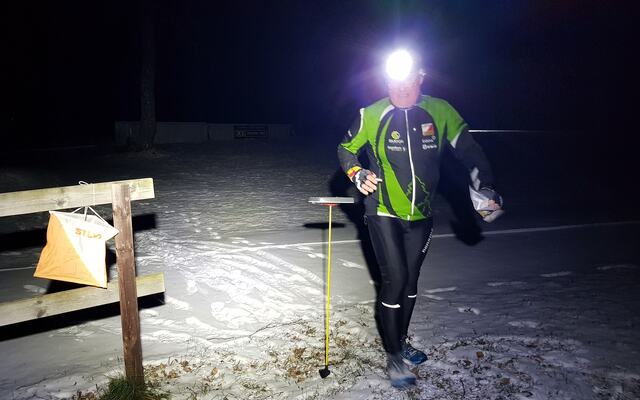 Herman Bakke mot mål på hvitt underlag i svarte natta.