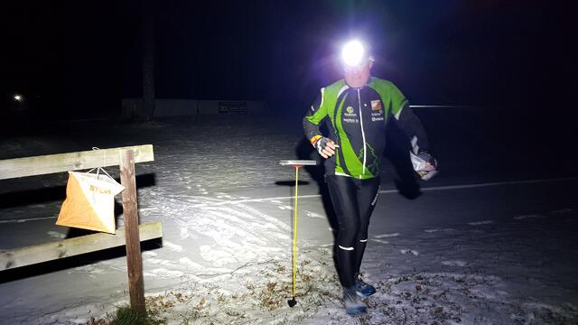 Herman Bakke mot mål på hvitt underlag i svarte natta (Foto: Stein Arne Negård)