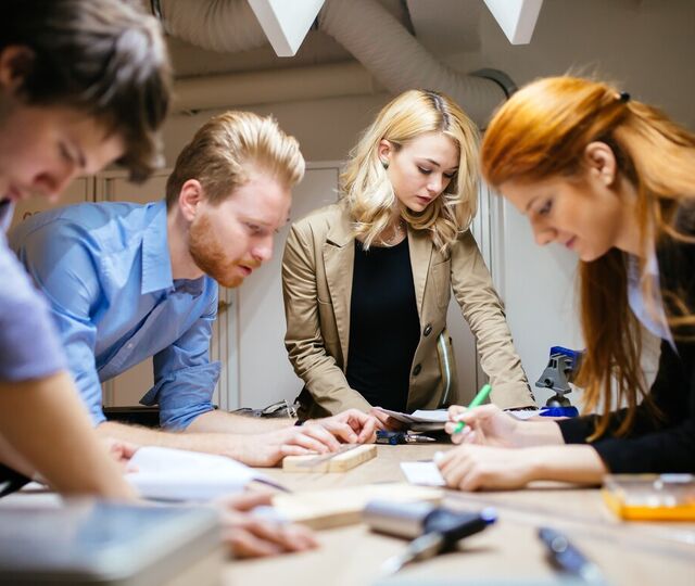 Når teamet opplever denne tryggheten, kan medlemmene fritt innrømme feil, stille spørsmål, uttrykke bekymringer og dele ulike meninger – alt uten å bli møtt med kritikk eller frykt for sosial straff. Dette fremmer tillit og innovasjon, og gjør det mulig å samarbeide på et mer effektivt nivå. (Foto: Istock.com)