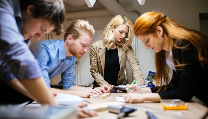 Når teamet opplever denne tryggheten, kan medlemmene fritt innrømme feil, stille spørsmål, uttrykke bekymringer og dele ulike meninger – alt uten å bli møtt med kritikk eller frykt for sosial straff. Dette fremmer tillit og innovasjon, og gjør det mulig å samarbeide på et mer effektivt nivå. (Foto: Istock.com)