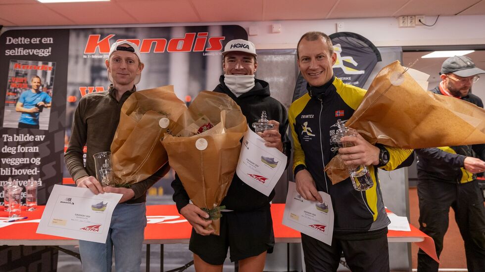 Dw tre beste herrene i Bislett 24-timers 2024: Vinneren Iver Anton Kronstad omkranset av John Frisli Jahre (til venstre) og Håvard Huru Bergene. (Foto: Samuel Hafsahl)