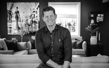 De med høy utdannelse har oftere høyere lønn og lederstillinger enn de uten høyere utdannelse. De med høyest lønn er nesten alltid lengst unna kundene i et selskap eller etat. De lager gjerne strategien, men det er i leddet som er nærmest kunden at strategien skal aktiveres. Det er her kampen mellom de med under 100 ansatte og de største selskapene finner sted: i kundeøyeblikket. Det er her de små og mellomstore selskapene kan bruke størrelsen til sin fordel og lykkes bedre enn de store. (Foto: Sara Granmark)