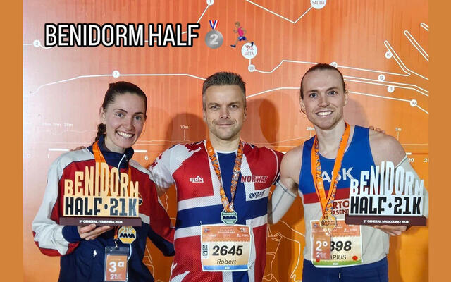 Rebekka Birkeland og Marius Sørli tok en tredje- og andreplass i Benidorm Marathon. Her sammen med en annen norsk løper, Robert Nilsen (midten). (Foto: FB-side til Marius Sørli)
