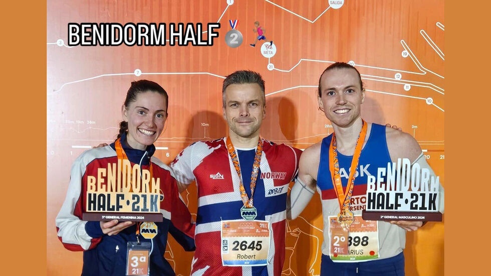 Rebekka Birkeland og Marius Sørli tok en tredje- og andreplass i Benidorm Marathon. Her sammen med en annen norsk løper, Robert Nilsen (midten). (Foto: FB-side til Marius Sørli)