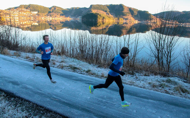 Løypen i Maratonkarusellen går dels i vakre omgivelser ved Kalandsvatnet. Her fra tilsvarende løp i fjor. (Foto: Arne Dag Myking)