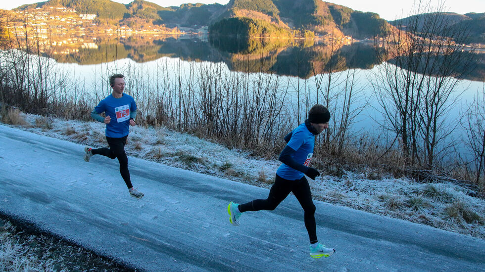 Løypen i Maratonkarusellen går dels i vakre omgivelser ved Kalandsvatnet. Her fra tilsvarende løp i fjor. (Foto: Arne Dag Myking)