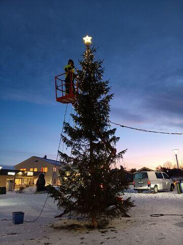 Bildet er av et grantre som det blir satt julelys på