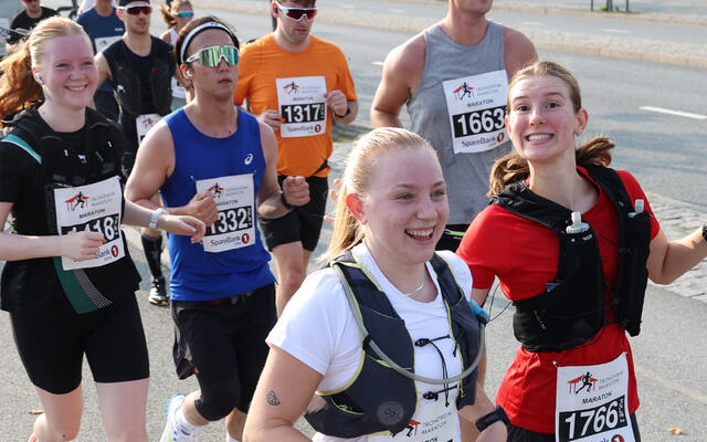 Folk utrustar seg på sin måte, og gledeleg er det at så mange spring, som her under Trondheim Maraton no i september. (Foto: Marianne Røhme)