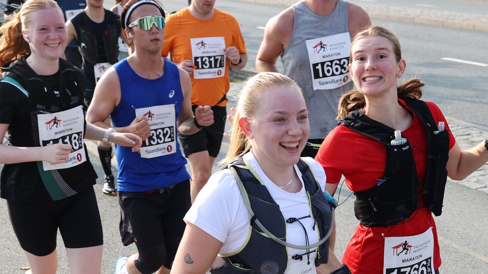 Folk utrustar seg på sin måte, og gledeleg er det at så mange spring, som her under Trondheim Maraton no i september. (Foto: Marianne Røhme)
