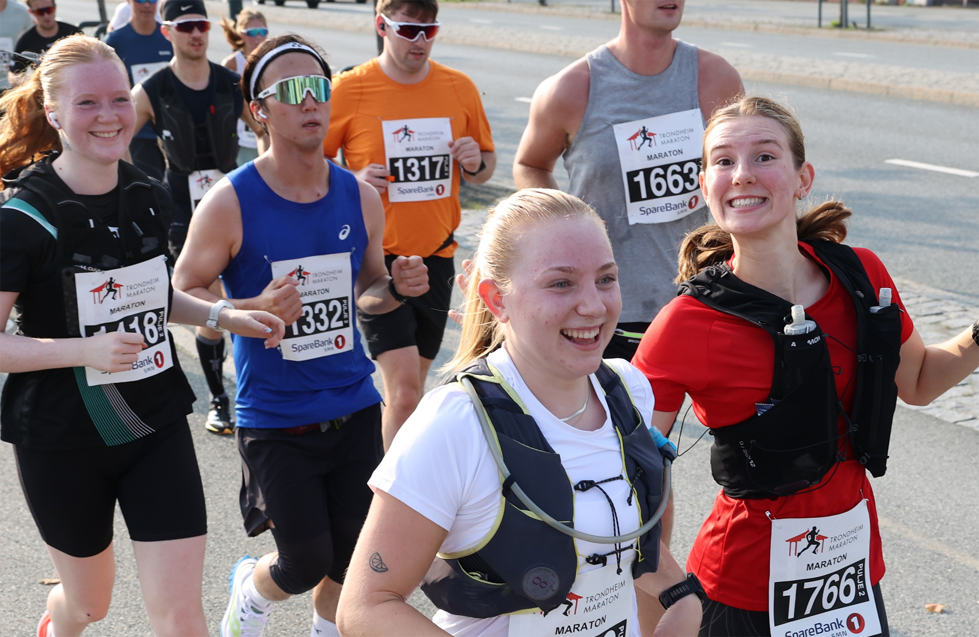 Folk utrustar seg på sin måte, og gledeleg er det at så mange spring, som her under Trondheim Maraton no i september. (Foto: Marianne Røhme)