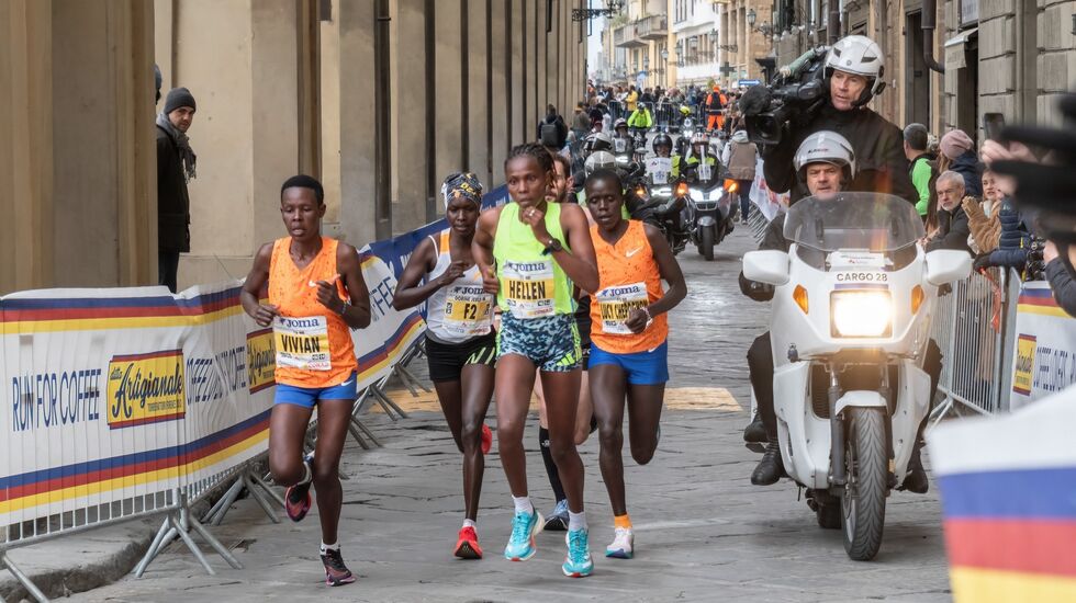 Fire kenyanske kvinner skilte seg ut fra start i Firenzes gater søndag. (Foto: arrangøren)