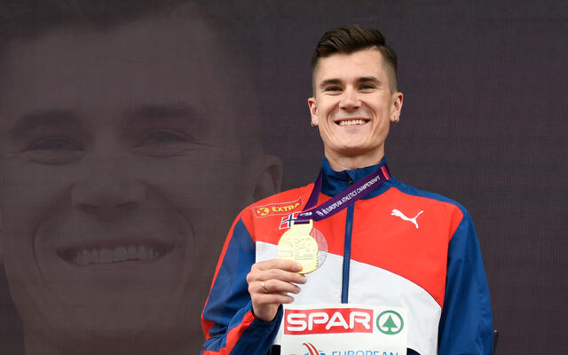 Jakob Asserson Ingebrigtsen under medaljeseremoni i sommerens EM i Roma. (Arkivfoto: Bjørn Johannessen)