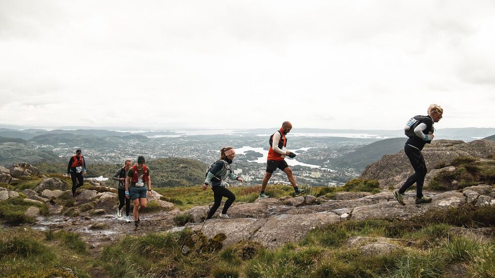 Bergenserne liker å løpe i fjellene over byen sin uansett  vær og vind. (Foto: Marte Thoresen)